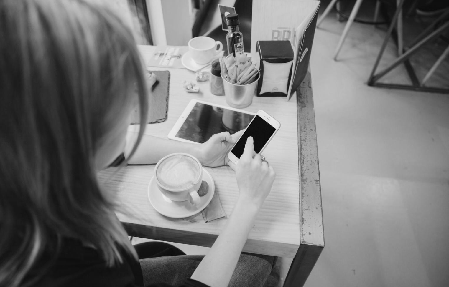 Detailaufnahme einer Blüte mit Wassertropfen in der Makrofotografie